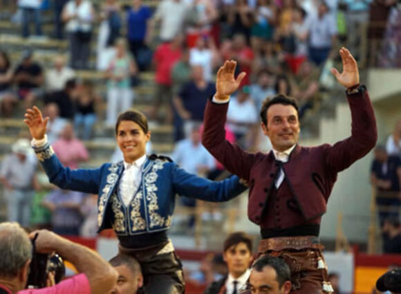 ALICANTE : ANDY CARTAGENA ET LÉA VICENS TRIOMPHENT POUR L’OUVERTURE DE LA FERIA