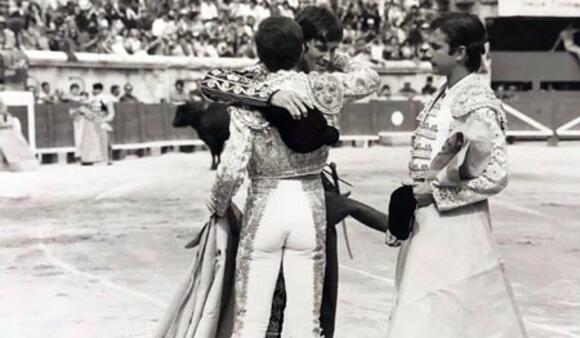 ALTERNATIVES À NÎMES : SIMON CASAS, PREMIÈRE CÉRÉMONIE ET PREMIER SACRE D’UN MATADOR FRANÇAIS