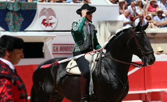 ESCALAFÓN DES REJONEADORS : GUILLERMO HERMOSO DE MENDOZA ENFILE SON HABIT DE LEADER