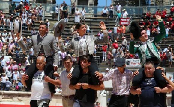 ESCALAFÓN DES REJONEADORS : LÉA VICENS ET GUILLERMO HERMOSO DE MENDOZA DANS UN MOUCHOIR DE POCHE