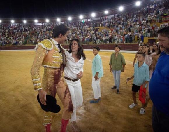 OBJECTIF FERIA DES VENDANGES : ROCA REY DÉCHAÎNE LES PASSIONS ET GRACIE UN TORO EN ANDALOUSIE